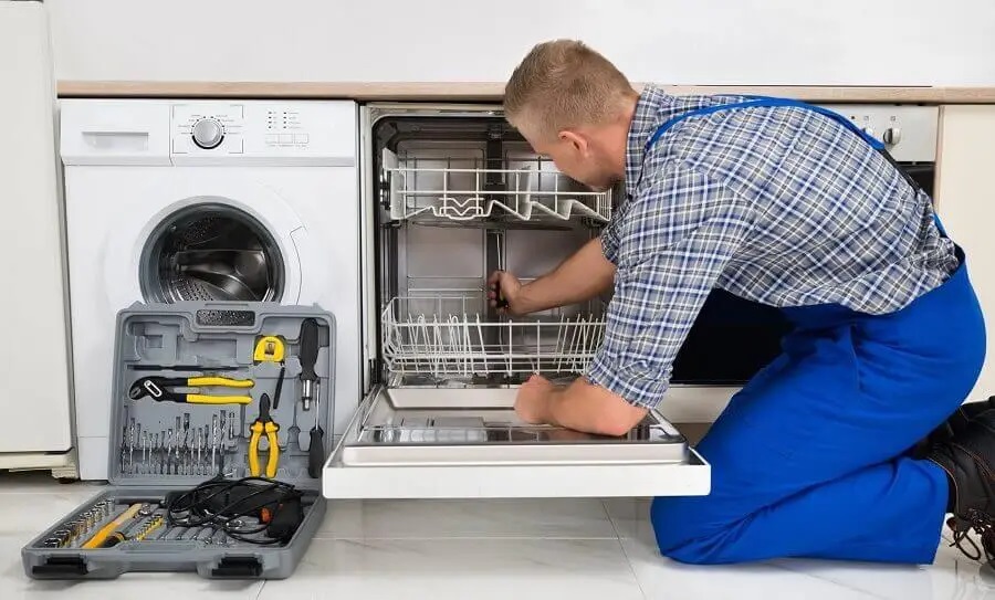 Konak Whirlpool servisi teknisyen ekibi beyaz eşya tamiri yaparken